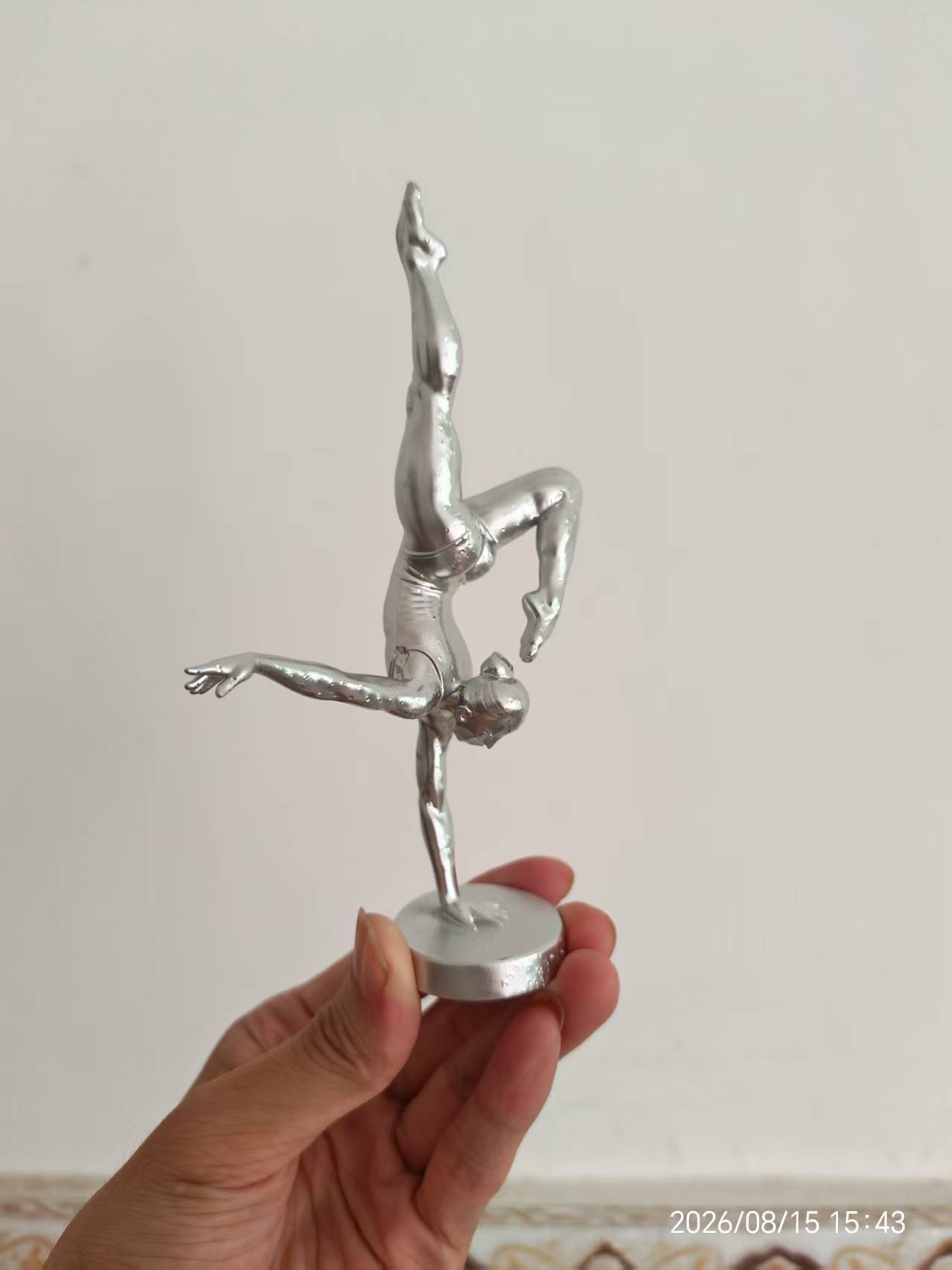 3D Printing And Additive Manufacturing - 3Dプリント製の片手バランスを取るバレエダンサーのフィギュア、モダンな芸術体操少女のデスクトップ装飾彫刻
