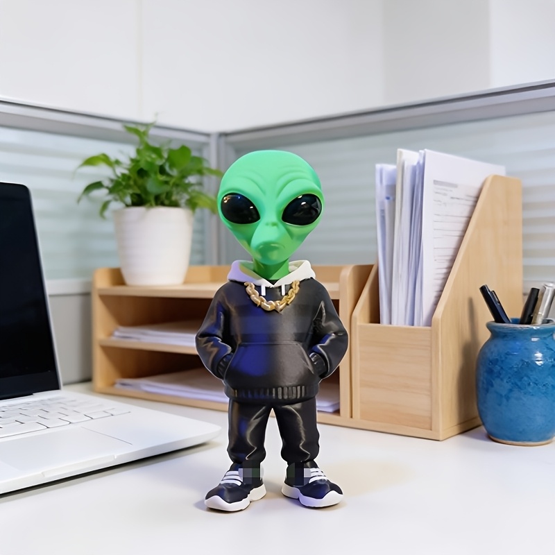 3D Printing Drawing - 1ピースグリーンエイリアンフィギュア、ポケットデザイン付き、3Dプリントエイリアンデコレーション、黒い服を着たエイリアンフィギュア、立っているエイリアンフィギュアデスクトップオーナメント、オフィスデスクデコレーション、家の装飾、デスク、オフィスデスク、本棚、リビングルーム、寝室などに置くのに適しています。 贈り物として最適な贈り物です。